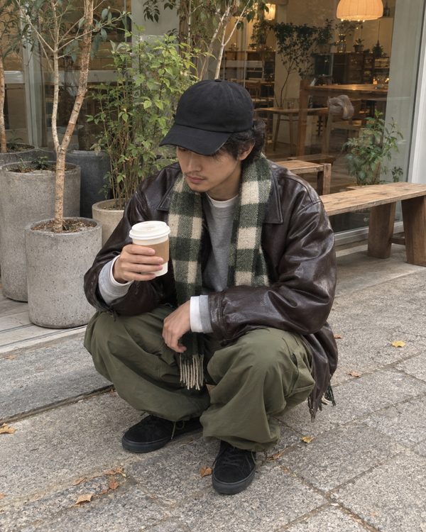 LOOK 2 레더 자켓에 올리브 벌룬 팬츠