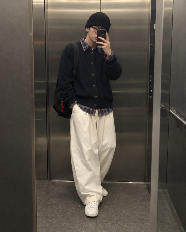 LOOK 3 네이비 가디건에 체크 셔츠
