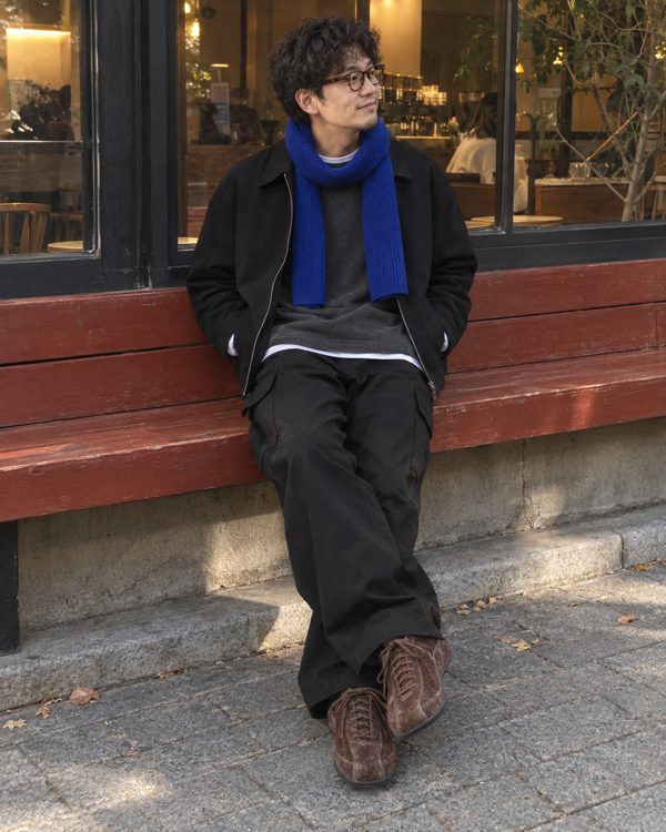 LOOK 3 블랙 블루종에 코발트 머플러