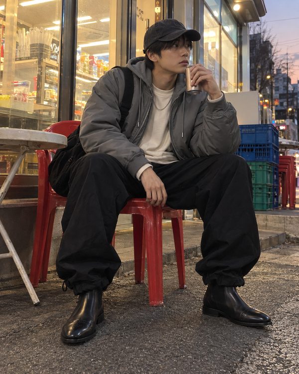 LOOK 3 그레이 MA-1에 파라슈트 팬츠