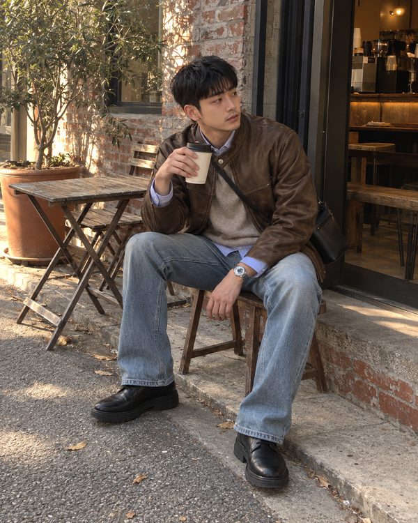 LOOK 1 브라운 레더에 옥스퍼드 셔츠 레이어드
