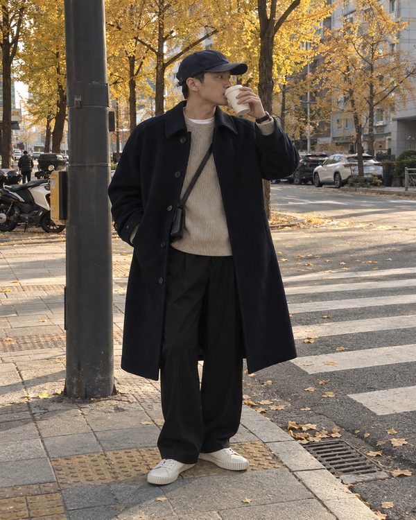 LOOK 4 네이비 발마칸 코트에 오트밀 니트